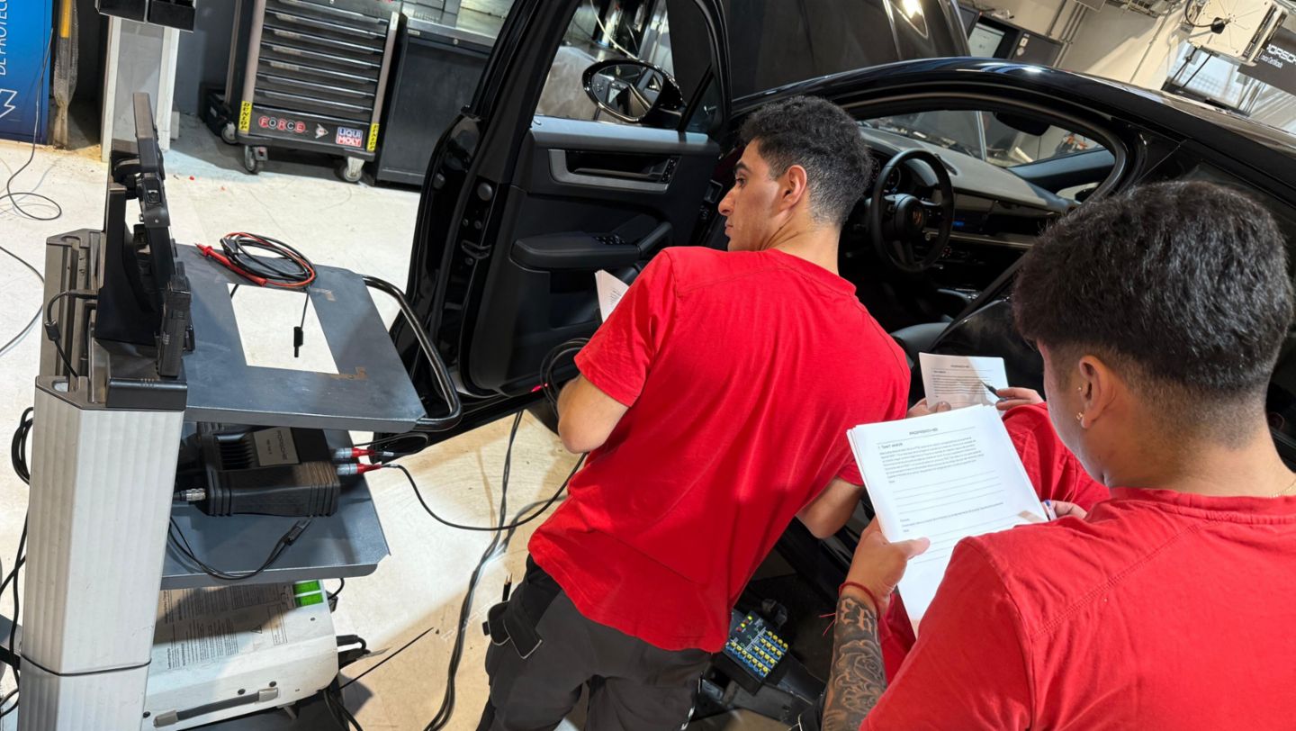 Seis técnicos de Porsche Center Santiago recibieron la certificación de nivel Plata del Porsche Training Path (ZPT), Chile, 2026, Porsche AG