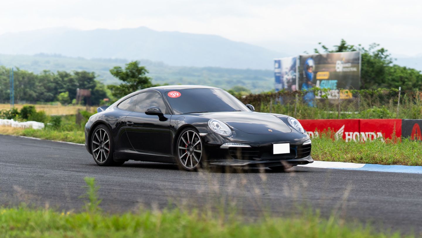 El Porsche 911 Carrera S (991.1) en color negro durante el Porsche Track Day celebrado en el Autódromo Pedro Cofiño.