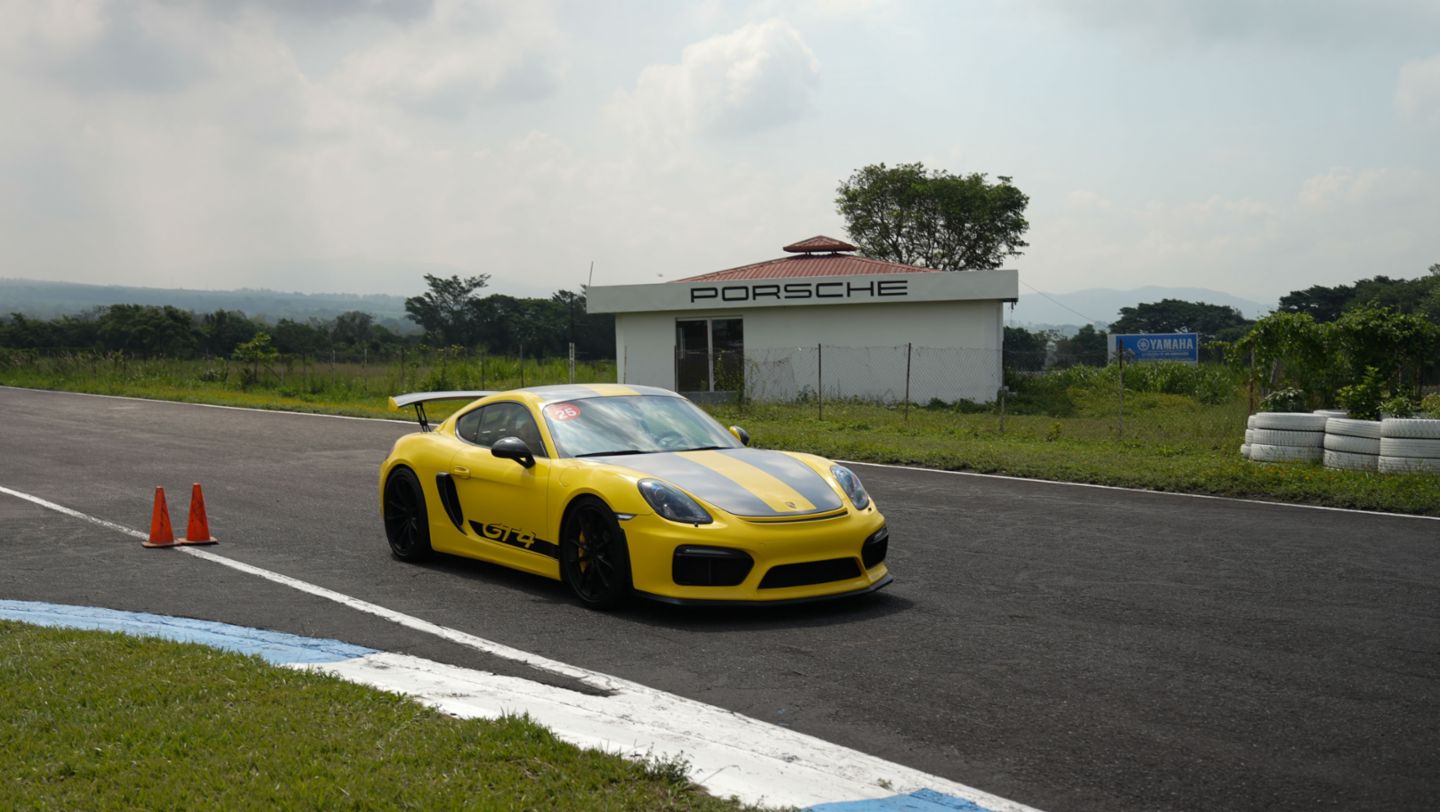 Porsche 718 Cayman GT4 RS en color Racing Yellow durante el Porsche Track Day celebrado en el Autódromo Pedro Cofiño.