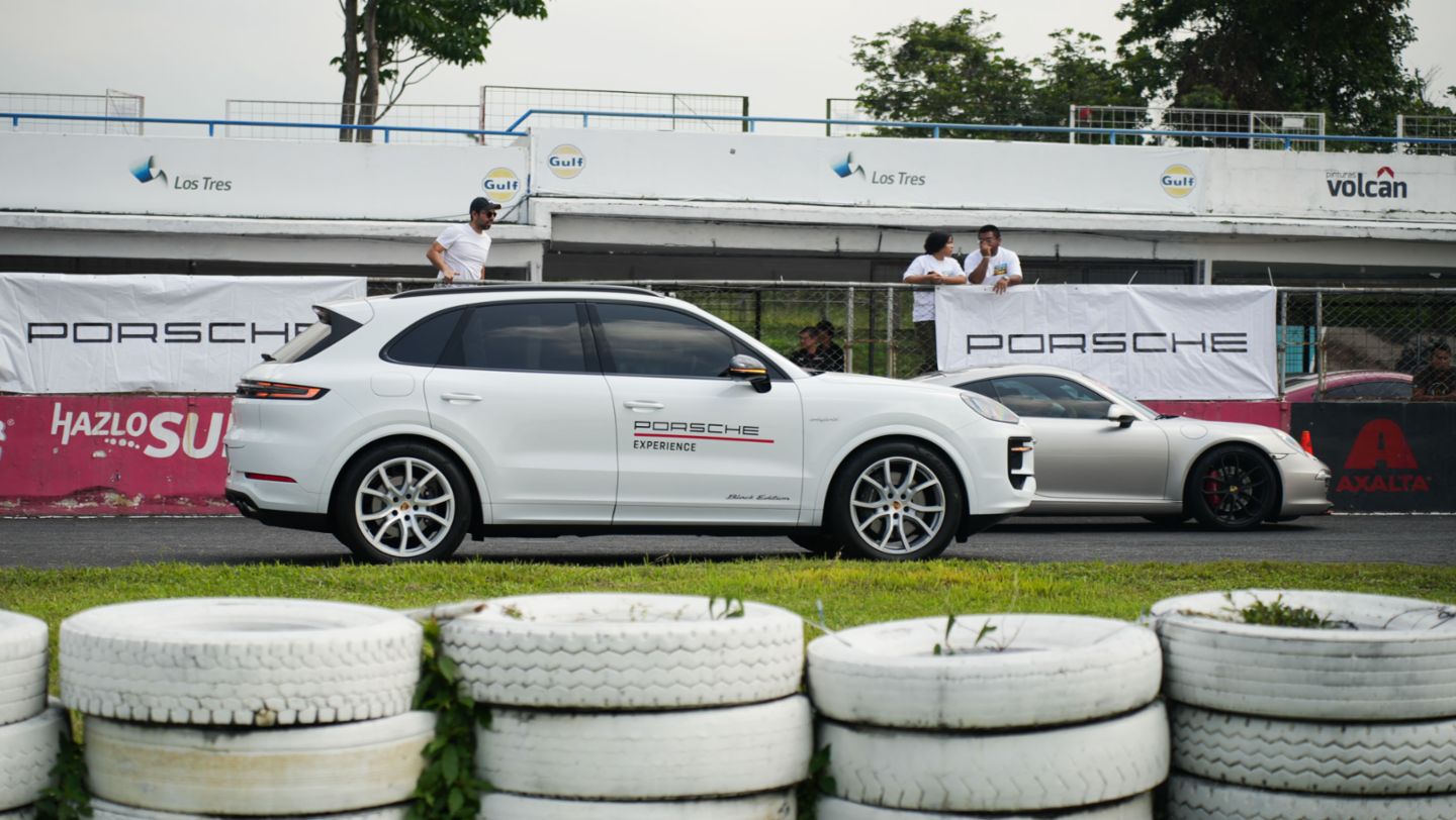 El Porsche Cayenne E-Hybrid 2026 en color blanco y el Porsche 911 Carrera S en color GT Silver durante el Porsche Track Day celebrado en el Autódromo Pedro Cofiño.