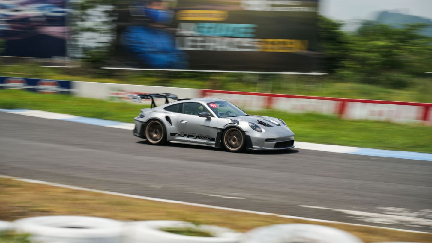 Porsche 911 GT3 RS en color GT Silver durante el Porsche Track Day celebrado en el Autódromo Pedro Cofiño.