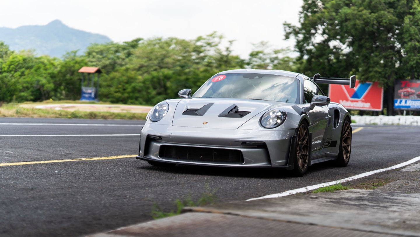 El Porsche 911 GT3 RS en color GT Silver Metallic demuestra sus capacidades en pista durante el Porsche Track Day celebrado en el Autódromo Pedro Cofiño.