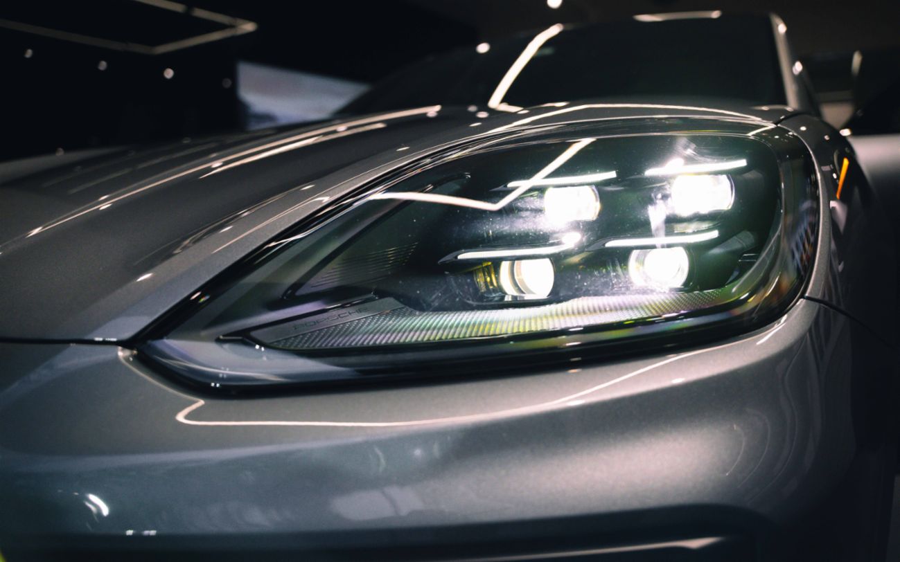 Faros del nuevo Cayenne Coupé Black Edition, en color gris Vanadio, Perú, Porsche AG.