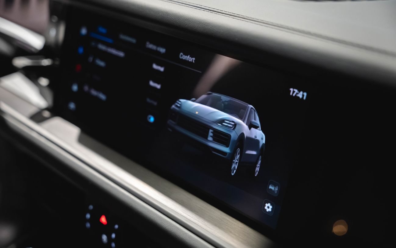 Pantalla táctil de Cayenne Coupé Black Edition, en color gris Vanadio, Perú, Porsche AG.