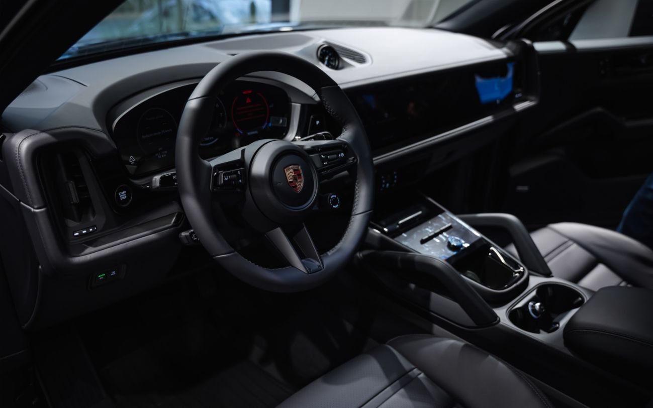 Interior del nuevo Cayenne Coupé Black Edition, en color gris Vanadio, Perú, Porsche AG.