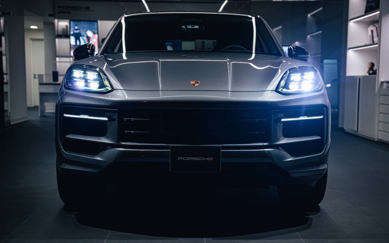 Frontis del Cayenne Coupé Black Edition, en color gris Vanadio, Perú, Porsche AG.