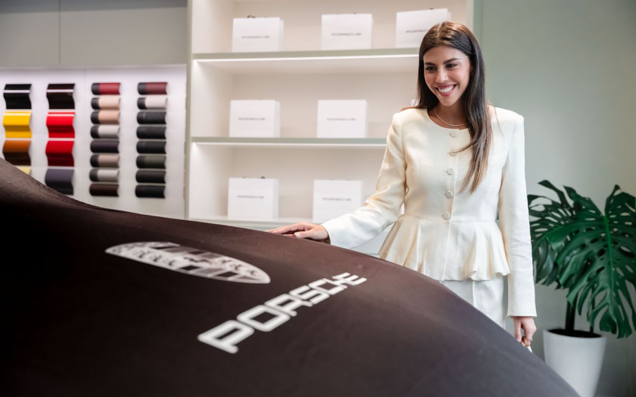 Alondra García Miro, embajadora de Porsche Perú, antes de la develación de su nuevo automóvil, un Cayenne Coupé Black Edition, en color gris Vanadio, Perú, Porsche AG.