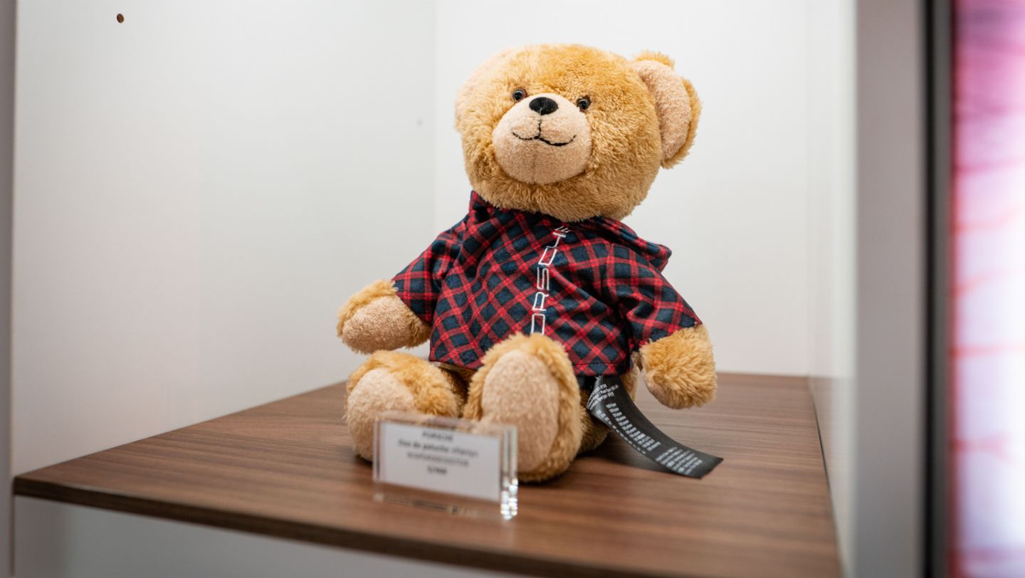 Oso de peluche “Ferry” artículo de la nueva colección de Porsche Lifestyle que se presentó recientemente en el evento de Pilates Lifestyle Experience, Perú, Porsche AG.