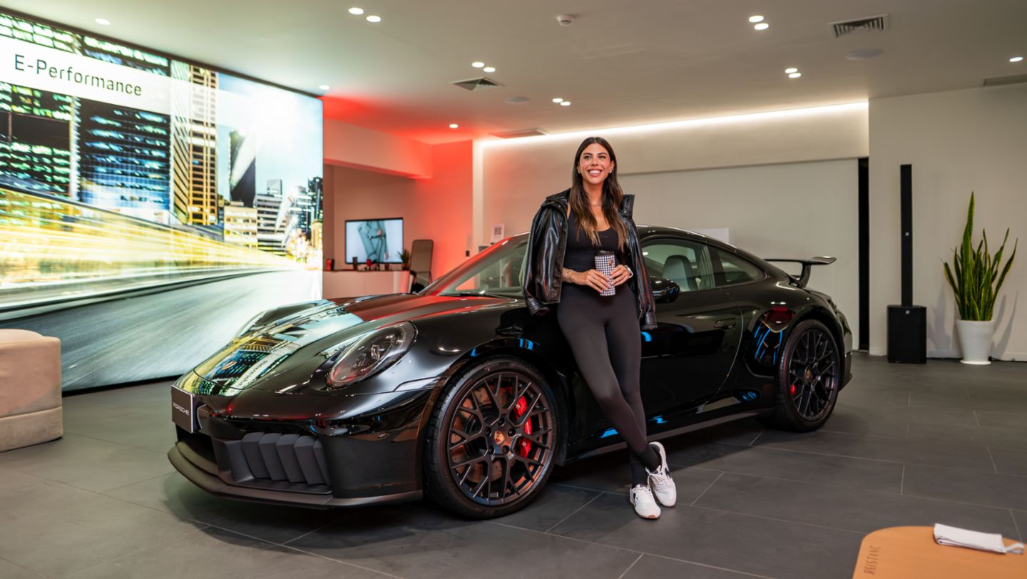 Alondra García Miró, embajadora de Porsche Perú, posando frente al 911 Carrera GTS color Negro, durante la primera edición de Porsche Lifestyle Experience, que se llevó a cabo en el showroom, Perú, Porsche AG.