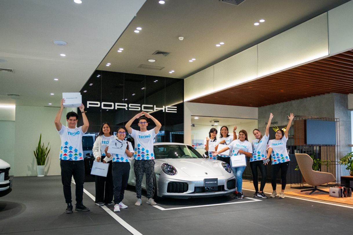 Voluntarios del Grupo Euromotors y miembros activos de TECHO Perú reunidos en el showroom de Porsche antes de partir al Asentamiento Humano Rosas de San Juan, en el distrito de San Juan de Miraflores, Lima, Perú, Porsche AG.