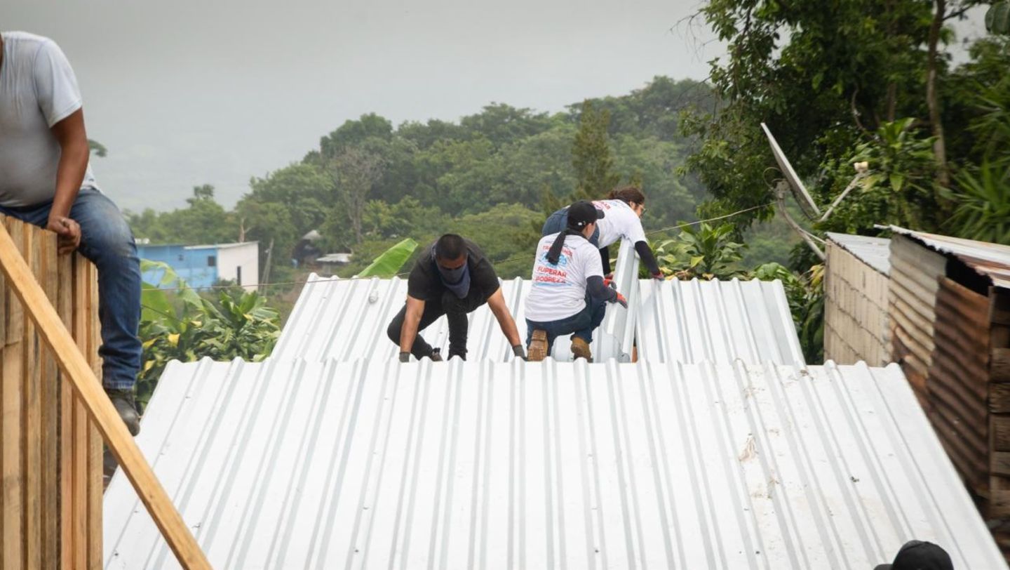 Porsche Latin America y TECHO cierran 2025 con la construcción de 51 nuevas viviendas en América Latina
