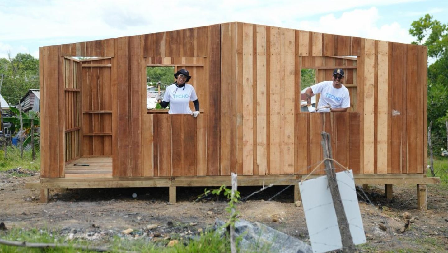 Porsche Center Santo Domingo refuerza su alianza con TECHO: cuatro nuevas viviendas para familias dominicanas en 2026