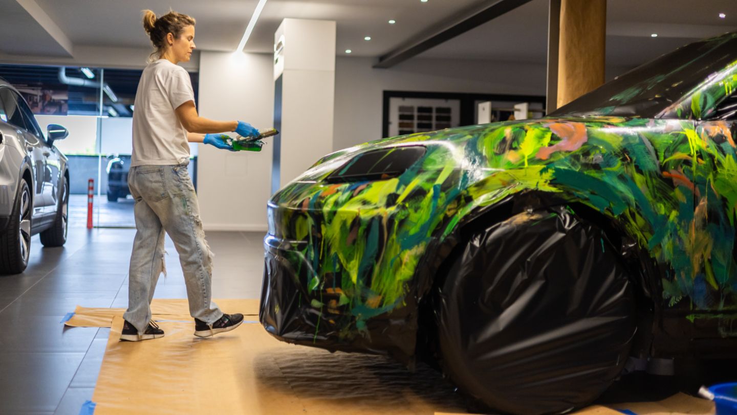 Artista Alexandra Izrastzoff interviniendo el Porsche Macan Eléctrico