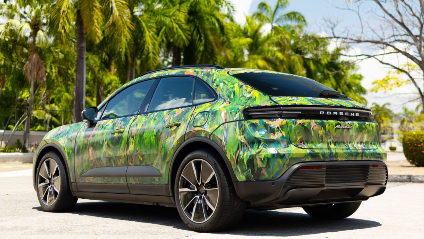 Un Porsche Macan Eléctrico se convierte en obra de arte durante Pinta Panamá Art Week 2026.