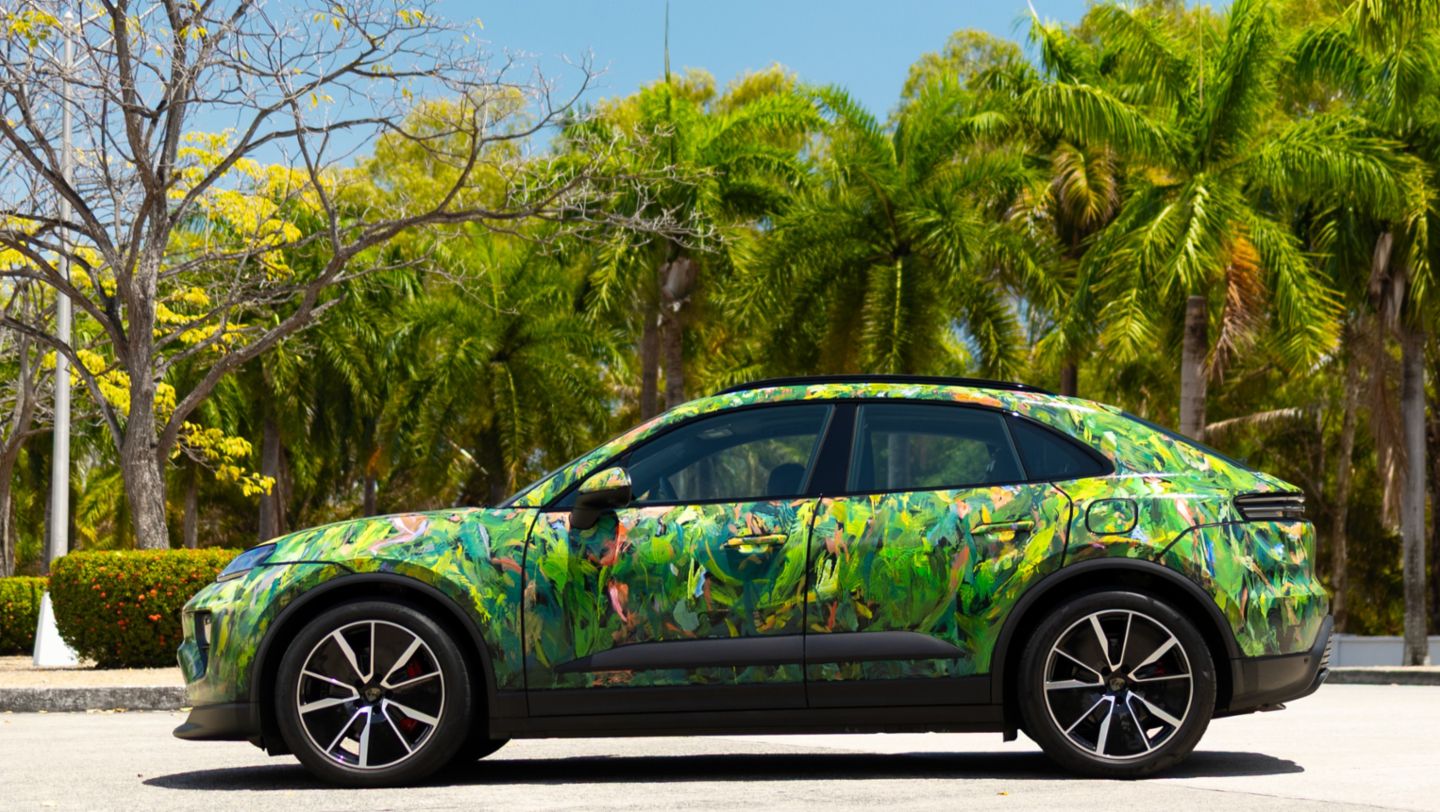 Un Porsche Macan Eléctrico se convierte en obra de arte durante Pinta Panamá Art Week 2026.