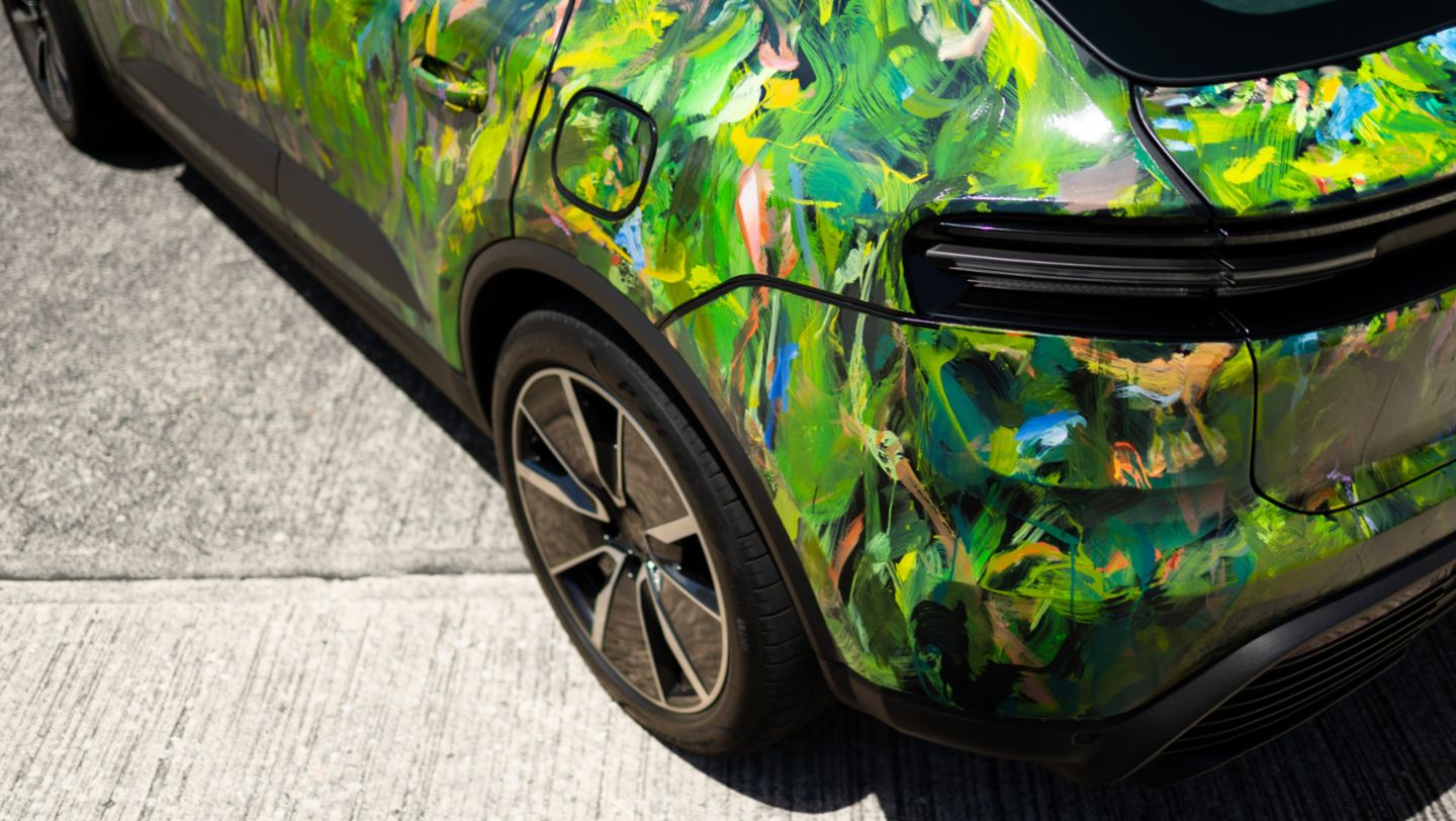 Un Porsche Macan Eléctrico se convierte en obra de arte durante Pinta Panamá Art Week 2026.