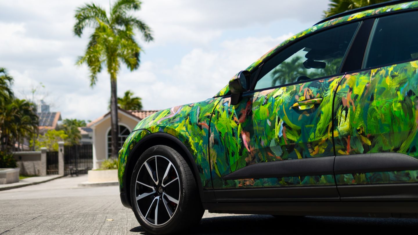 Un Porsche Macan Eléctrico se convierte en obra de arte durante Pinta Panamá Art Week 2026.