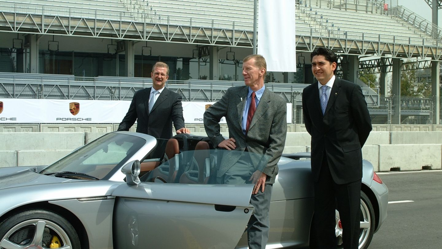 2004: Presentación del Porsche Carrera GT en México. Wendelin Wiedeking, Presidente de Porsche AG; Walter Röhrl, ex campeón mundial de Rally, y Fernando Flores, Director de Porsche de México
