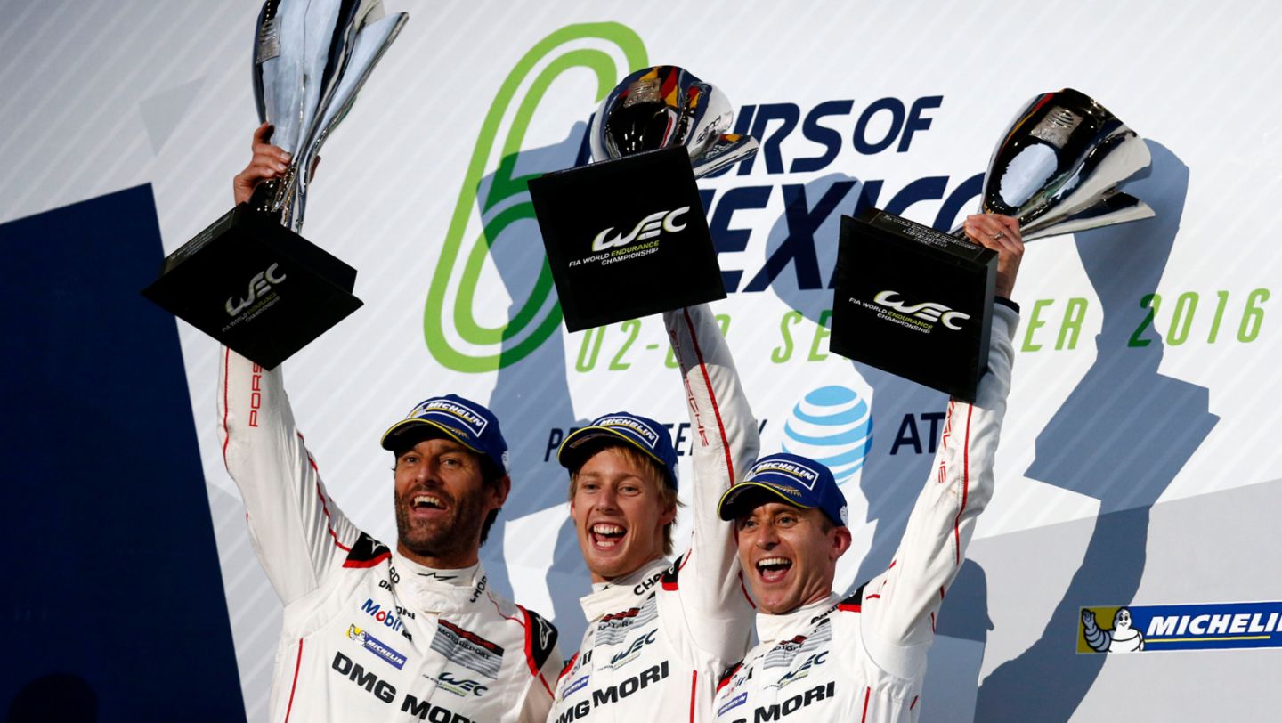 2016: Porsche gana las 6 Horas de México, fecha del Campeonato Mundial de Resistencia (WEC). Mark Webber, Brendon Hartley y Timo Bernhard (i-d)