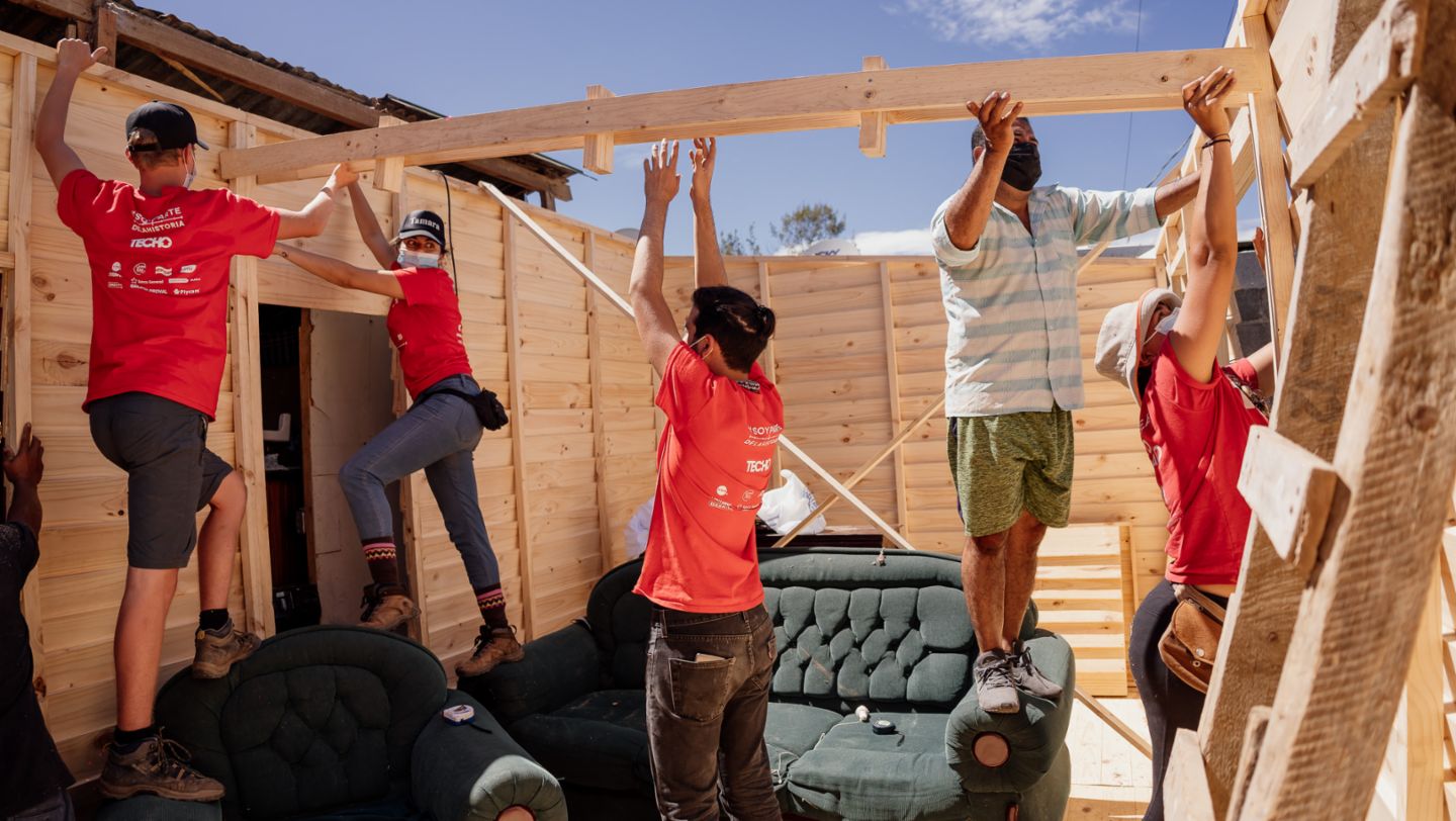 Porsche Costa Rica celebra los diez años de alianza con TECHO construyendo cuatro viviendas transicionales