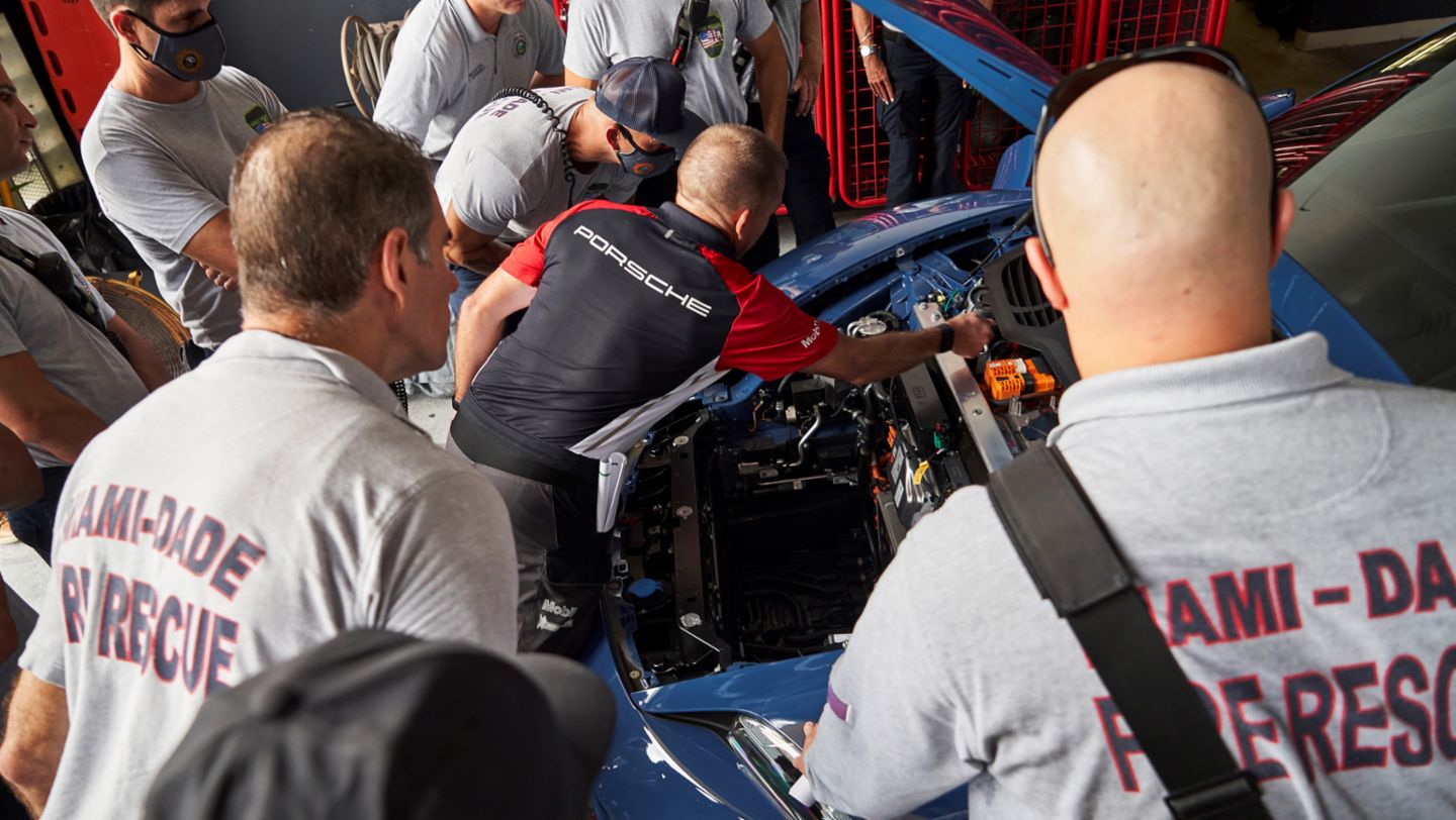 Porsche Latin America entrena bomberos para salvar vidas
