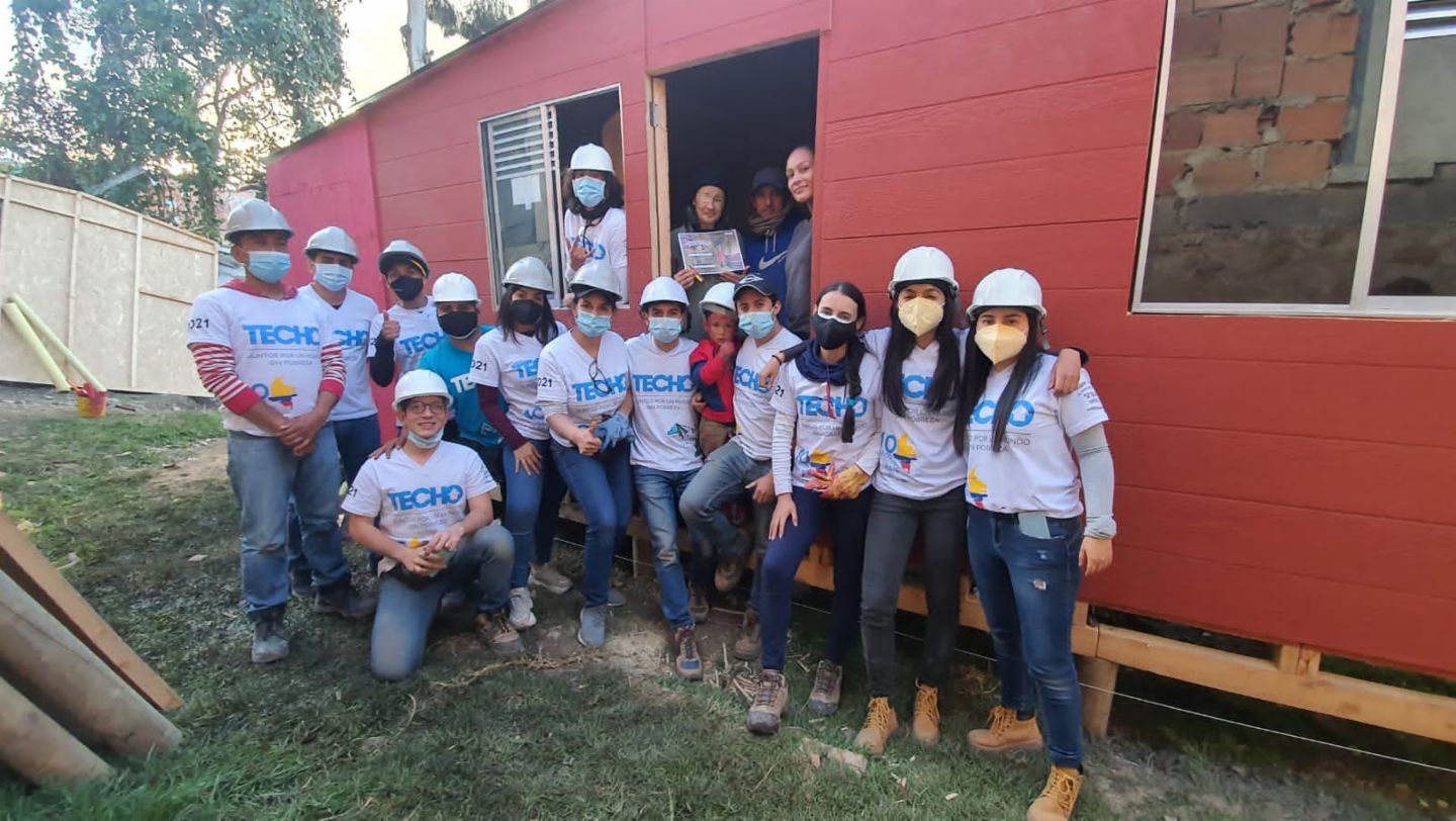 Entrega de vivienda en Colombia.