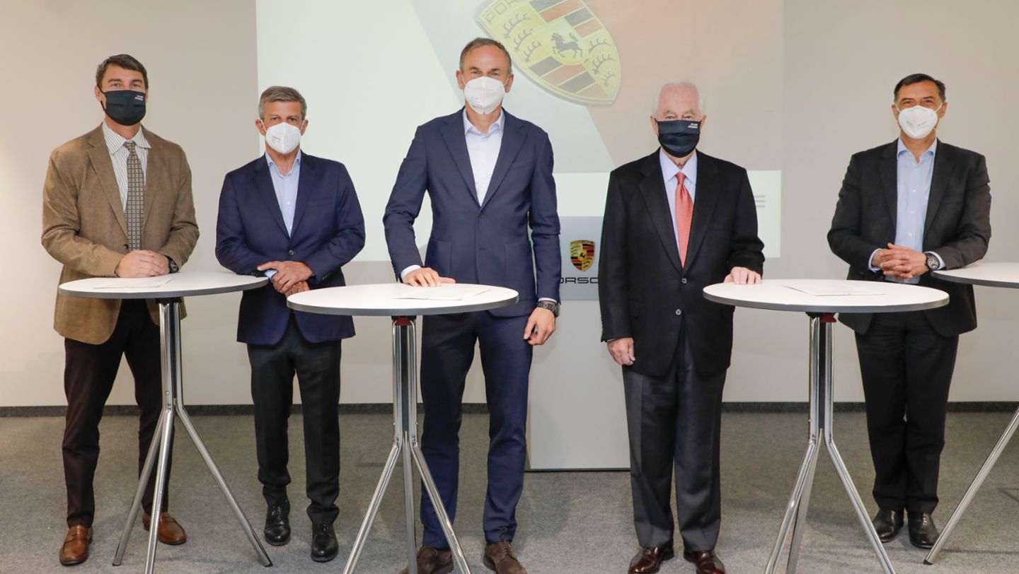 Timothy Cindric, Presidente del Equipo Penske; Fritz Enzinger, Vicepresidente de Porsche Motorsport; Oliver Blume, Presidente del Consejo Directivo de Porsche AG;  Roger Penske, Presidente del Equipo Penske, y Michael Steiner, Miembro del Consejo Directivo de Porsche AG responsable de Investigación y Desarrollo (i-d)