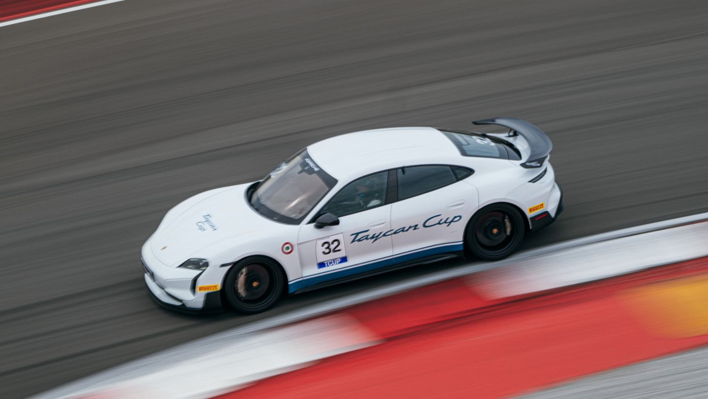 Nasce in Italia la Taycan Cup, il primo monomarca tutto elettrico di Porsche