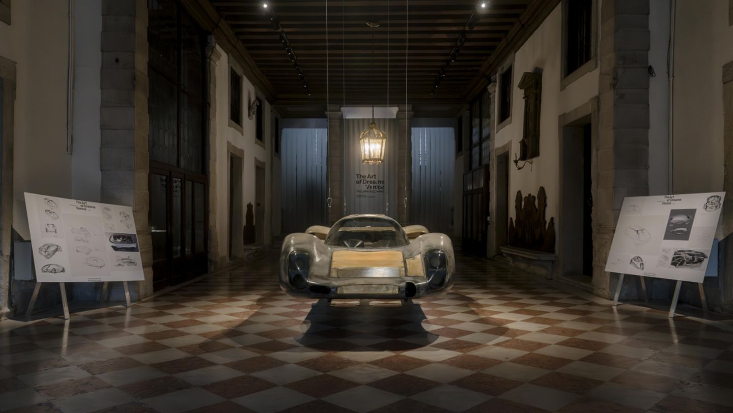 Porsche bilancia tradizione e innovazione