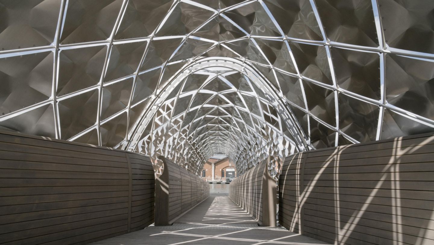 L’installazione interpreta come sogni e realtà si fondano, ispirandosi alla natura e alla tecnologia