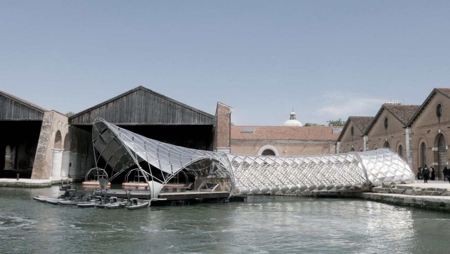 ‘Gateway to Venice's Waterway' presso l'Arsenale accanto all'Armstrong Mitchell Hydraulic Crane