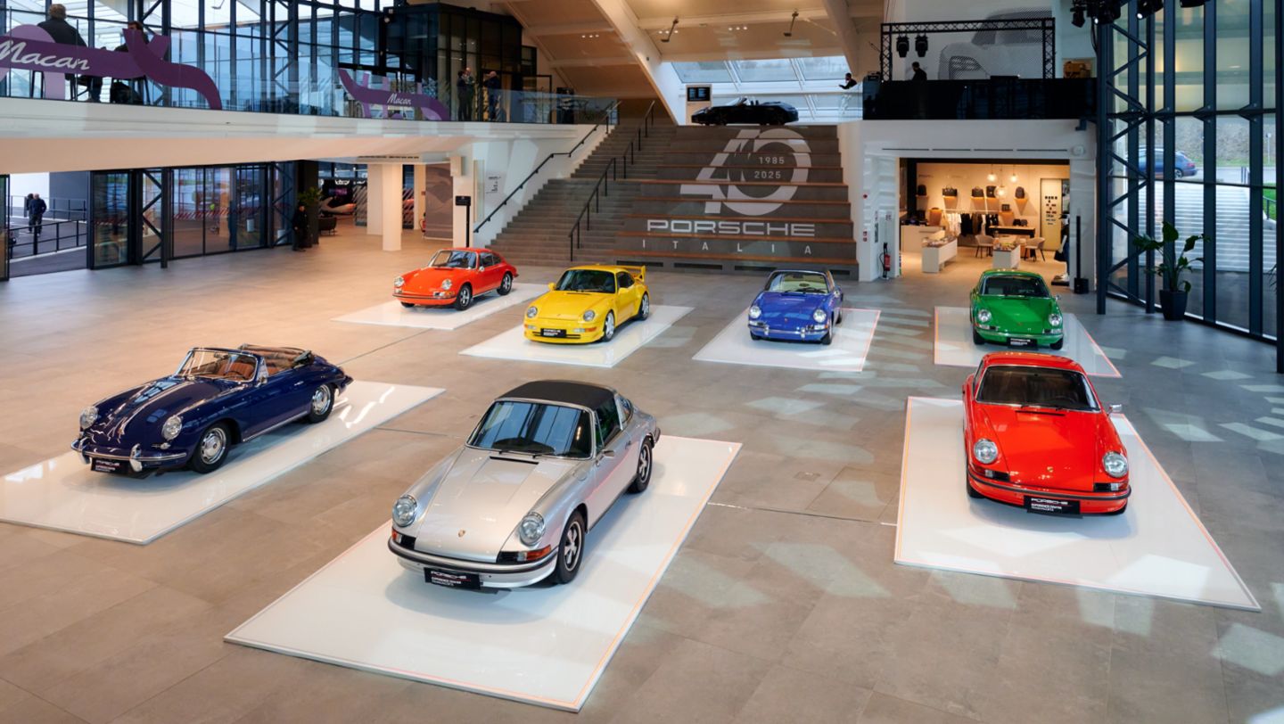 Le sette vetture del Concorso di Restauro Porsche Classic 2025 schierate al Porsche Experience Center Franciacorta