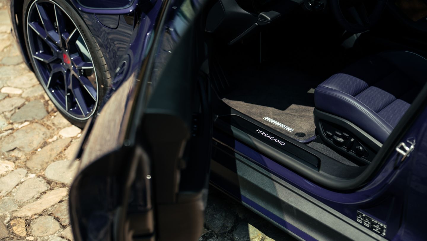 Taycan 4S edizione '40 Anni Porsche Italia': logo Ferragamo bianco luminoso integrato nei sottoporta in alluminio spazzolato nero