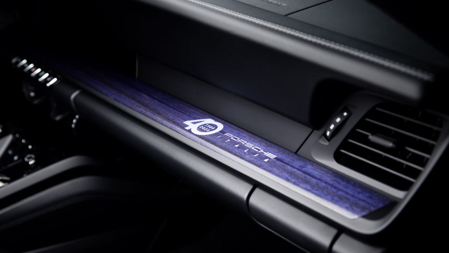 911 Carrera 4 GTS edizione '40 Anni Porsche Italia': un inserto in alluminio con il logo '40 Anni Porsche Italia' impreziosisce il cruscotto rifinito con inserti in legno di paldao nell'esclusivo colore Blusogn