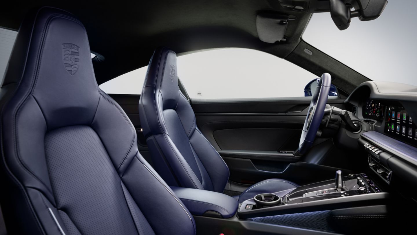 911 Carrera 4 GTS edizione '40 Anni Porsche Italia': i sedili anteriori e posteriori sono rivestiti in pelle ‘Blusogno’ con profili tubolari in color Pebble Grey