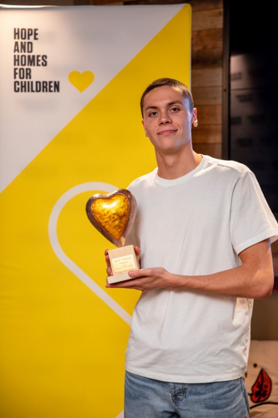 David Popovici își ”dăruiește” ziua de naștere bursierilor DAR, comunicat de presă, 16/09/2025, Porsche AG