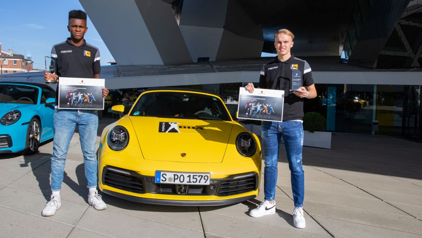 Die Preisträger der Porsche Basketball-Akademie: Lukas Herzog, Nelson Okafor, Porsche Turbo Award, Porsche Museum, Stuttgart-Zuffenhausen, 2019, Porsche AG