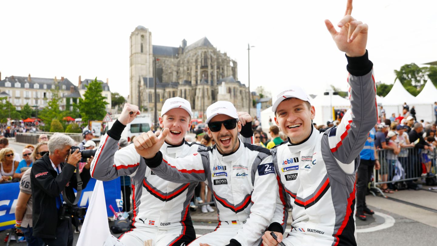 Porsche GT Team (94), Dennis Olsen (N), Sven Müller (D), Mathieu Jaminet (F), l-r, Fahrerparade, FIA WEC, Le Mans, 2019, Porsche AG