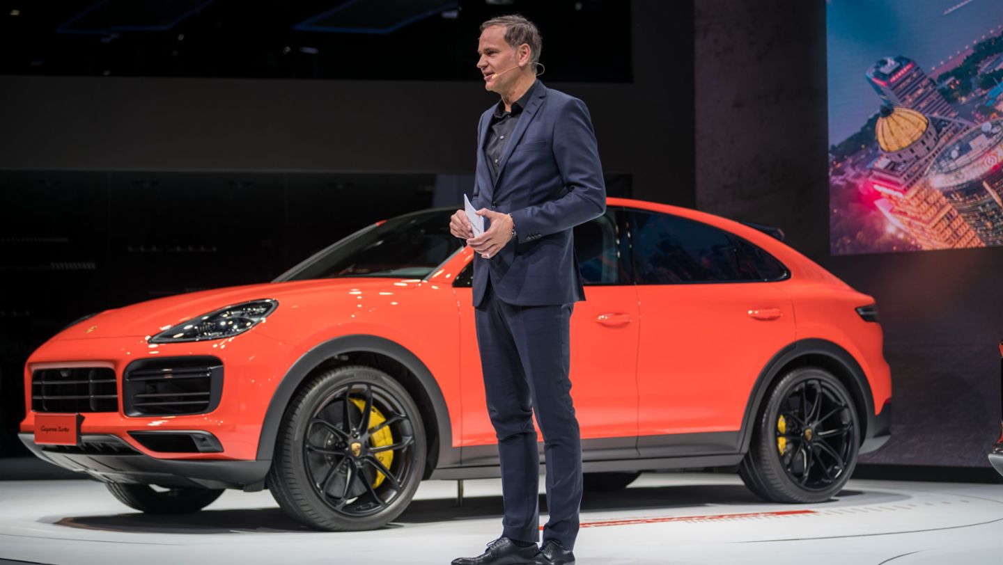 Oliver Blume, Chairman of the Executive Board of Porsche AG, Cayenne Coupé, Auto Shanghai, 2019, Porsche AG