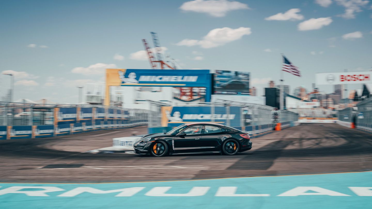 Neel Jani, Taycan prototype, Triple Demo Run, New York, 2019, Porsche AG