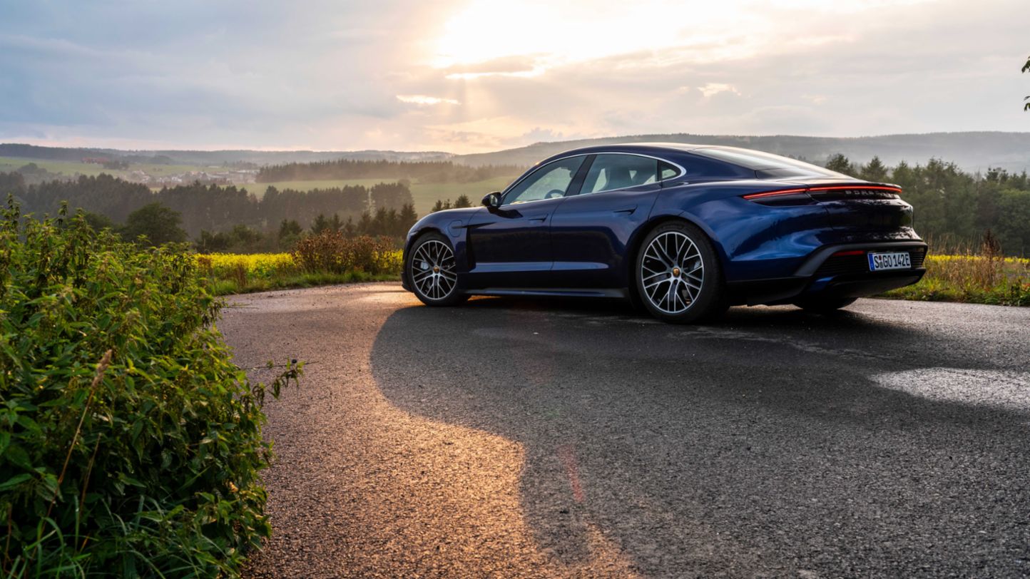 Taycan Turbo, azul Gentián metalizado, test de presentación a la prensa, Europa, 2019, Porsche AG