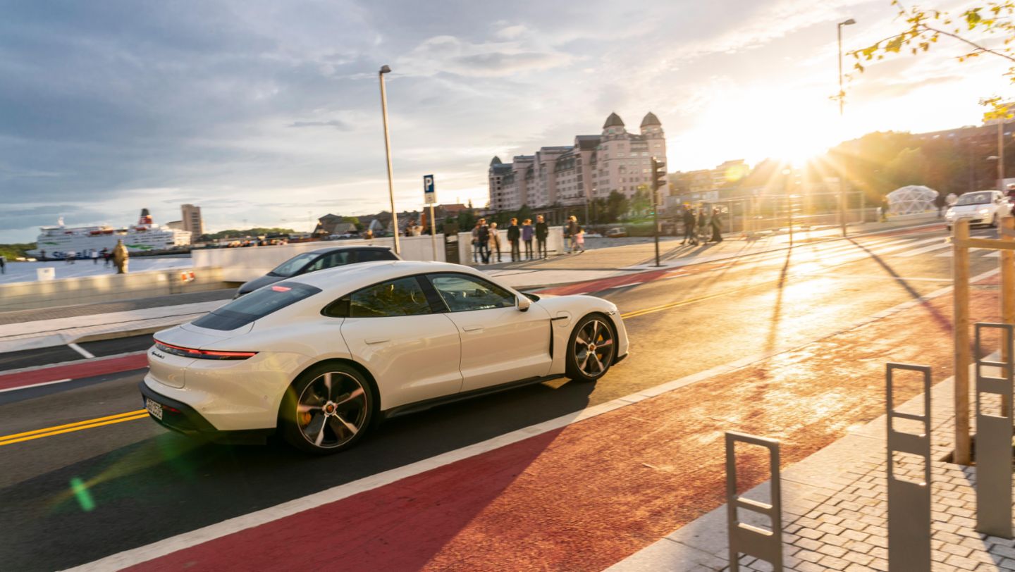 Taycan Turbo S, verde Mamba metalizado, test de presentación a la prensa, Europa, 2019, Porsche AG
