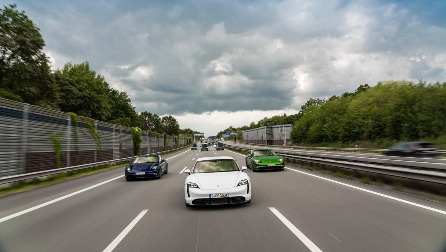 Taycan Turbo (azul Gentián metalizado), Taycan Turbo S (blanco Carrara metalizado, verde Mamba metalizado), test de presentación a la prensa, Europa, 2019, Porsche AG