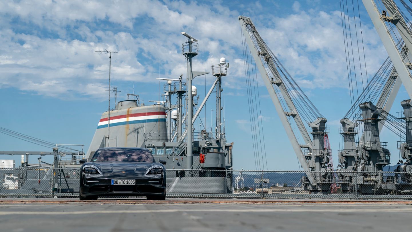 Porsche Taycan prototipo, USS Hornet, 2019, Porsche AG