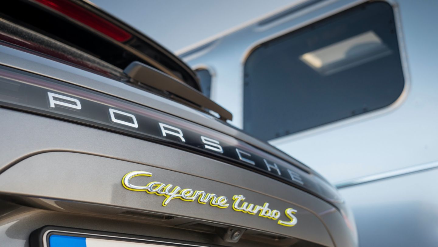 Cayenne Turbo S E-Hybrid, Airstream-Wohnwagen, 2020, Porsche AG