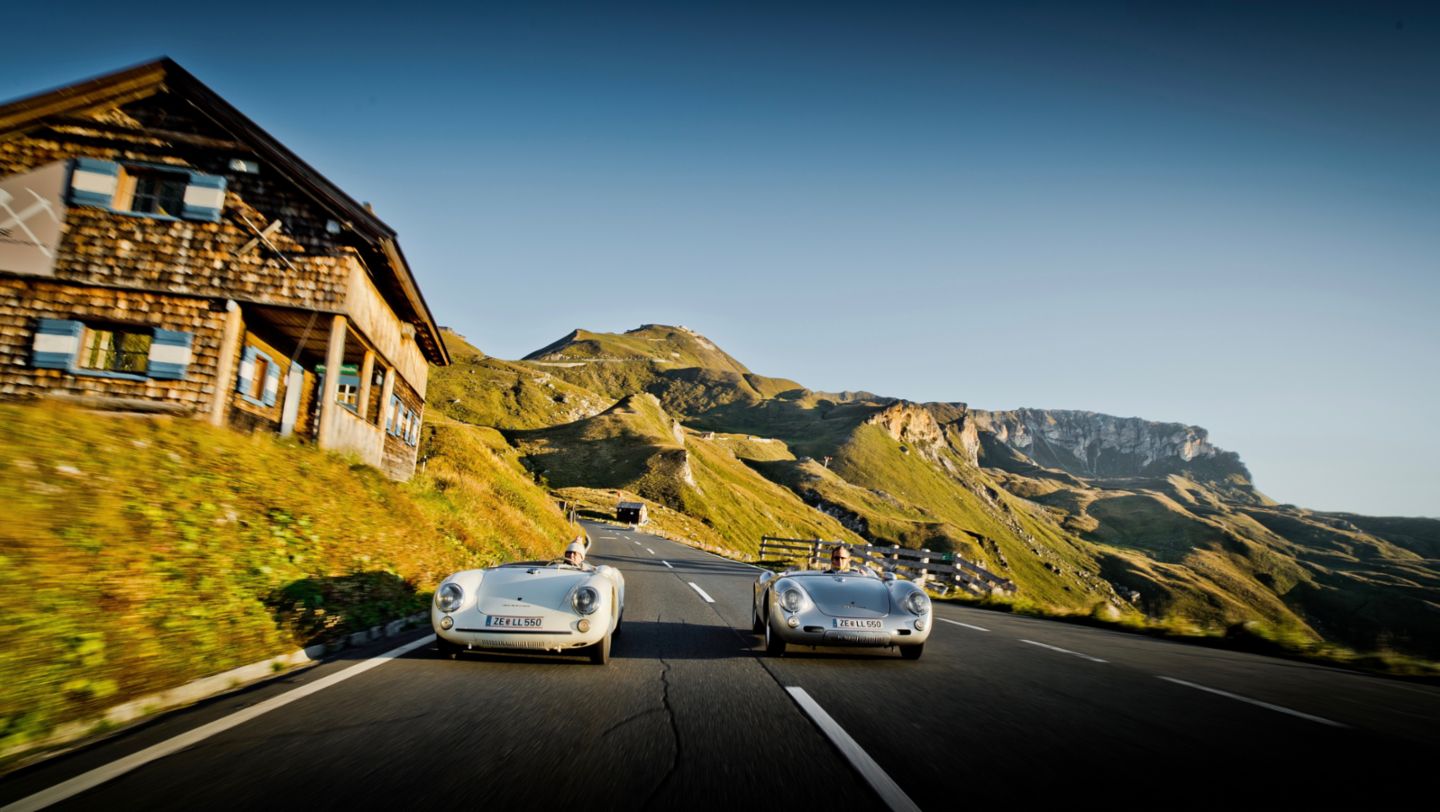  Dr. Wolfgang Porsche, Ferdinand Porsche (i-d), 550 Spyder, carretera alpina del Grossglockner, 2020, Porsche AG