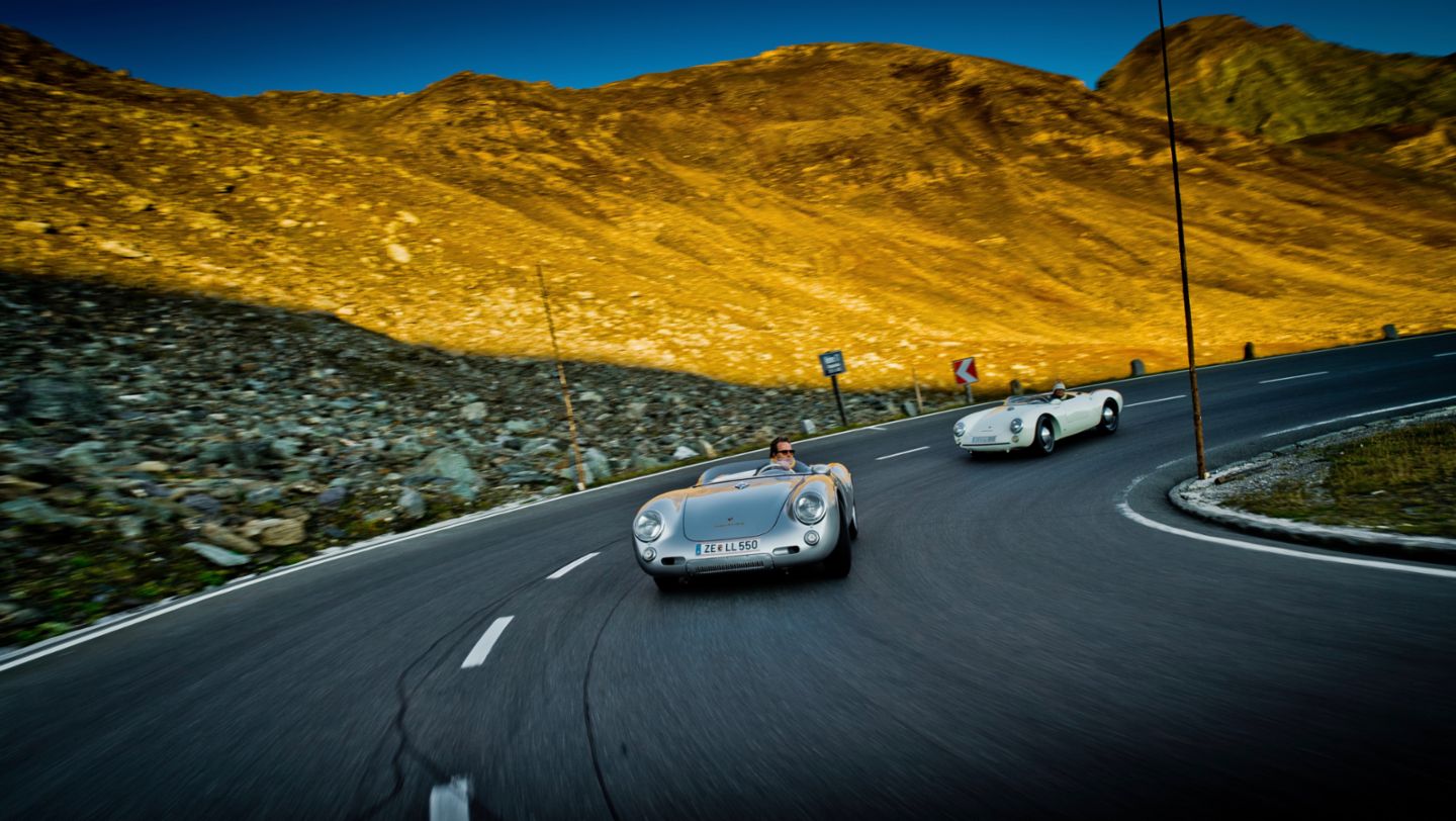  Ferdinand Porsche, Dr. Wolfgang Porsche (1º y 2º), 550 Spyder, carretera alpina del Grossglockner, 2020, Porsche AG