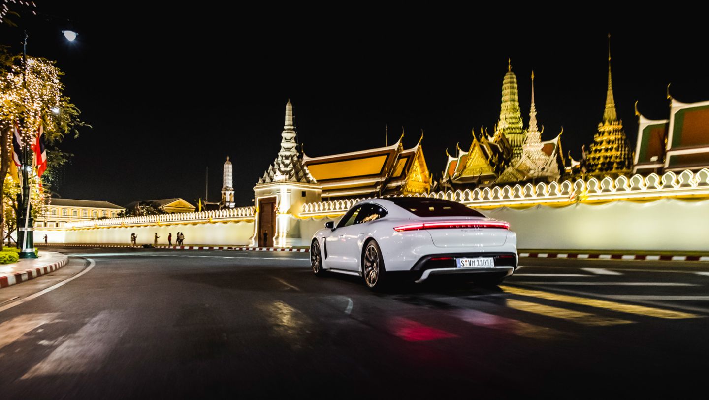Taycan Turbo, Thailand, Curves Magazin, 2020, Porsche AG