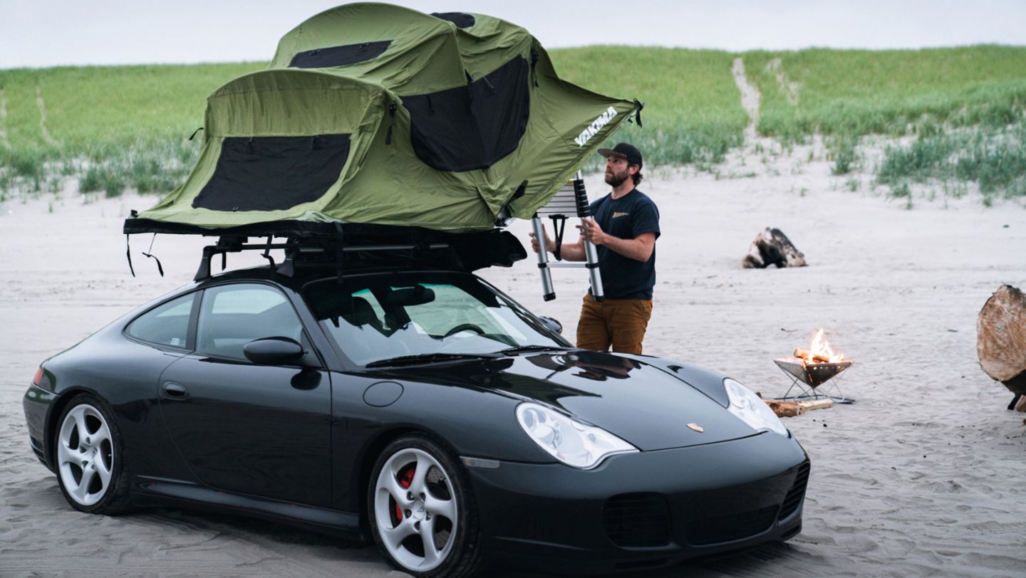 Brock Keen, 911 (996) mit Dachzelt, 2020, Porsche AG