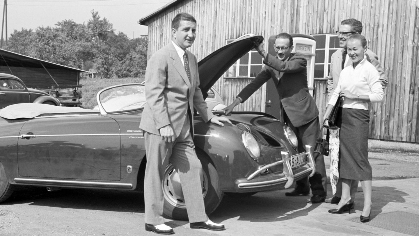 El piloto Richard von Frankenberg (sujetando el capó) y el Director de Relaciones Públicas de Porsche Fritz Huschke von Hanstein (a su derecha), 356 A 1500 GS Carrera Speedster, 1957, Porsche AG